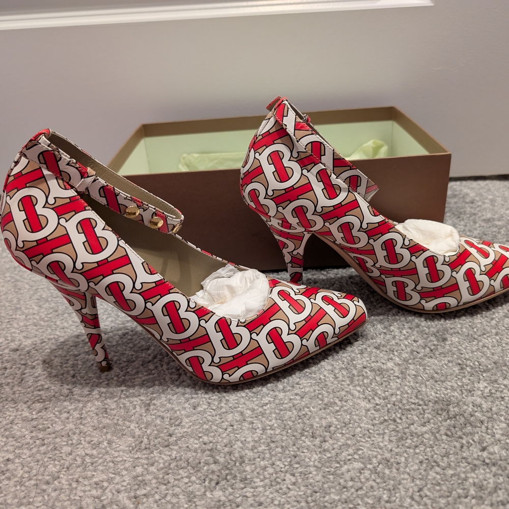 Burberry Red and White Heels Elegant Design - Picture 3 of 7
